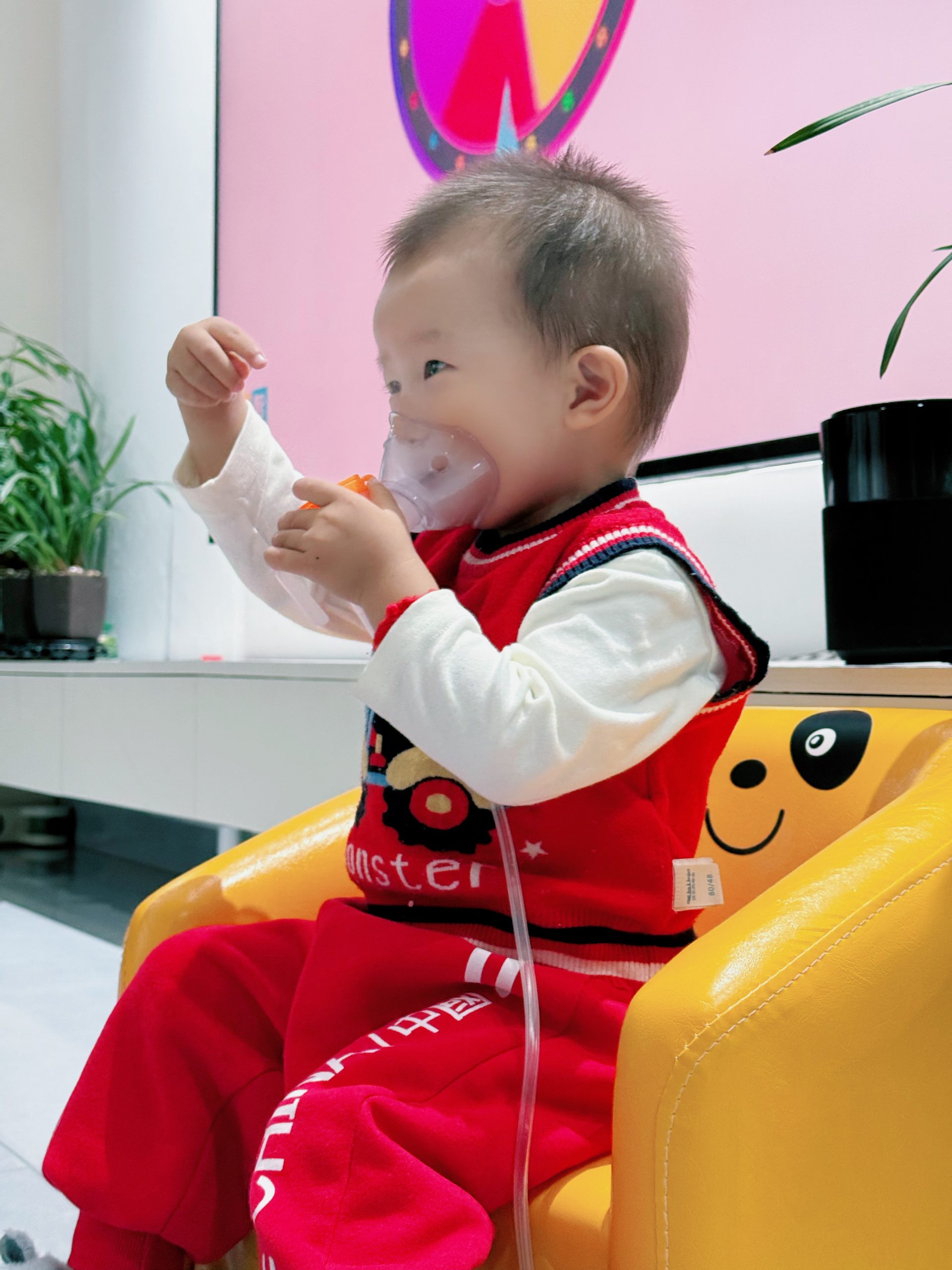 图片[3]-宝贝不仅可以自己做雾化，还主动帮助姐姐-江博客