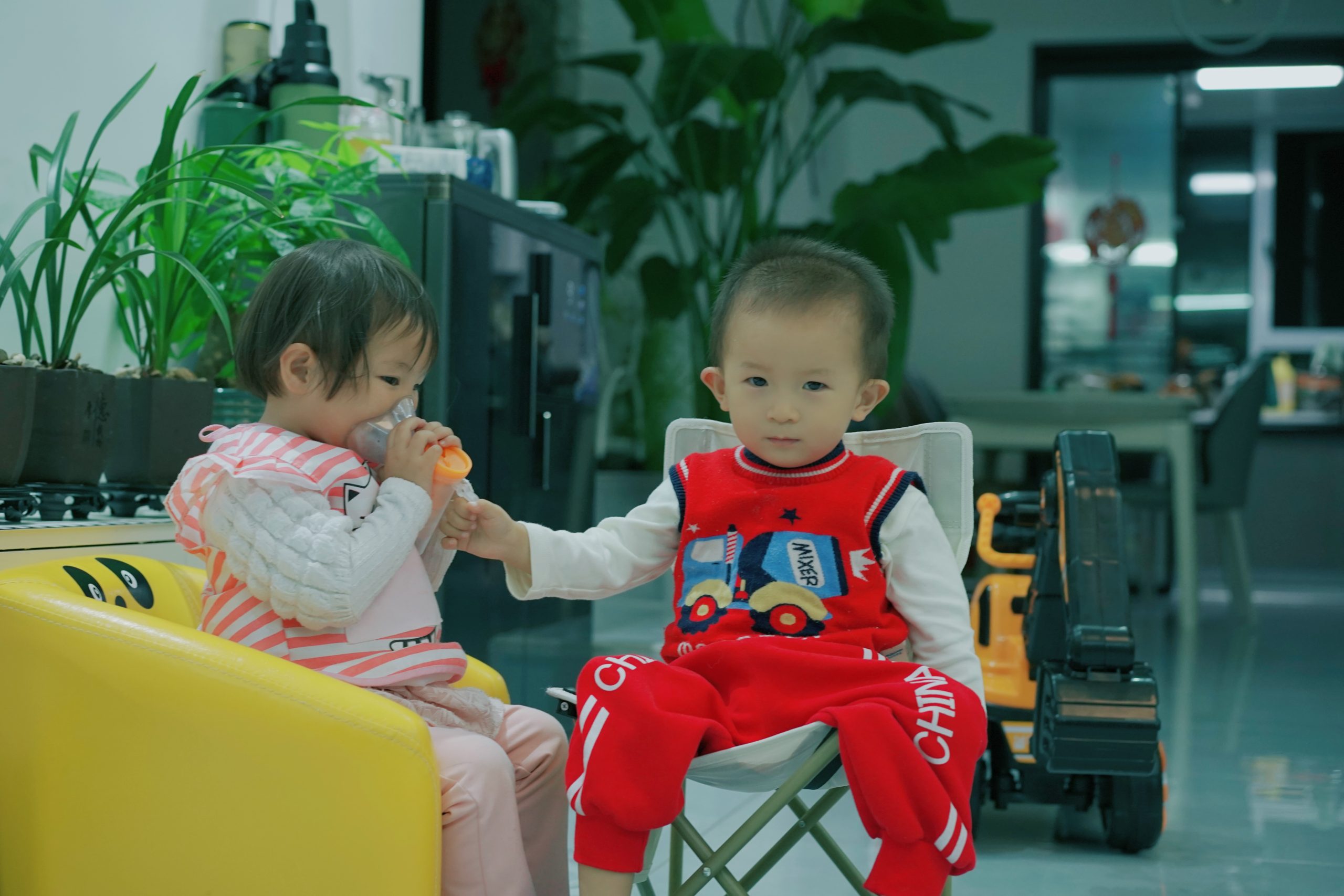 图片[4]-宝贝不仅可以自己做雾化，还主动帮助姐姐-江博客