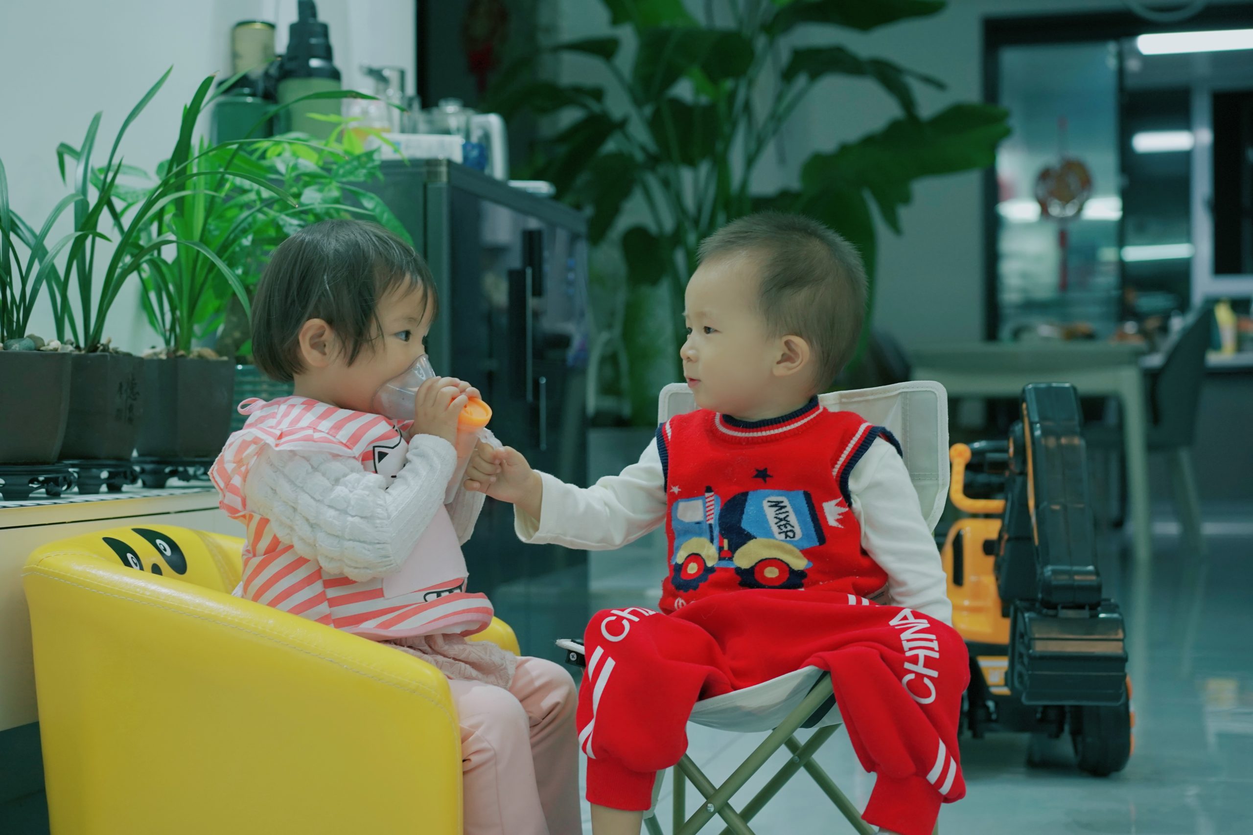 图片[2]-宝贝不仅可以自己做雾化，还主动帮助姐姐-江博客