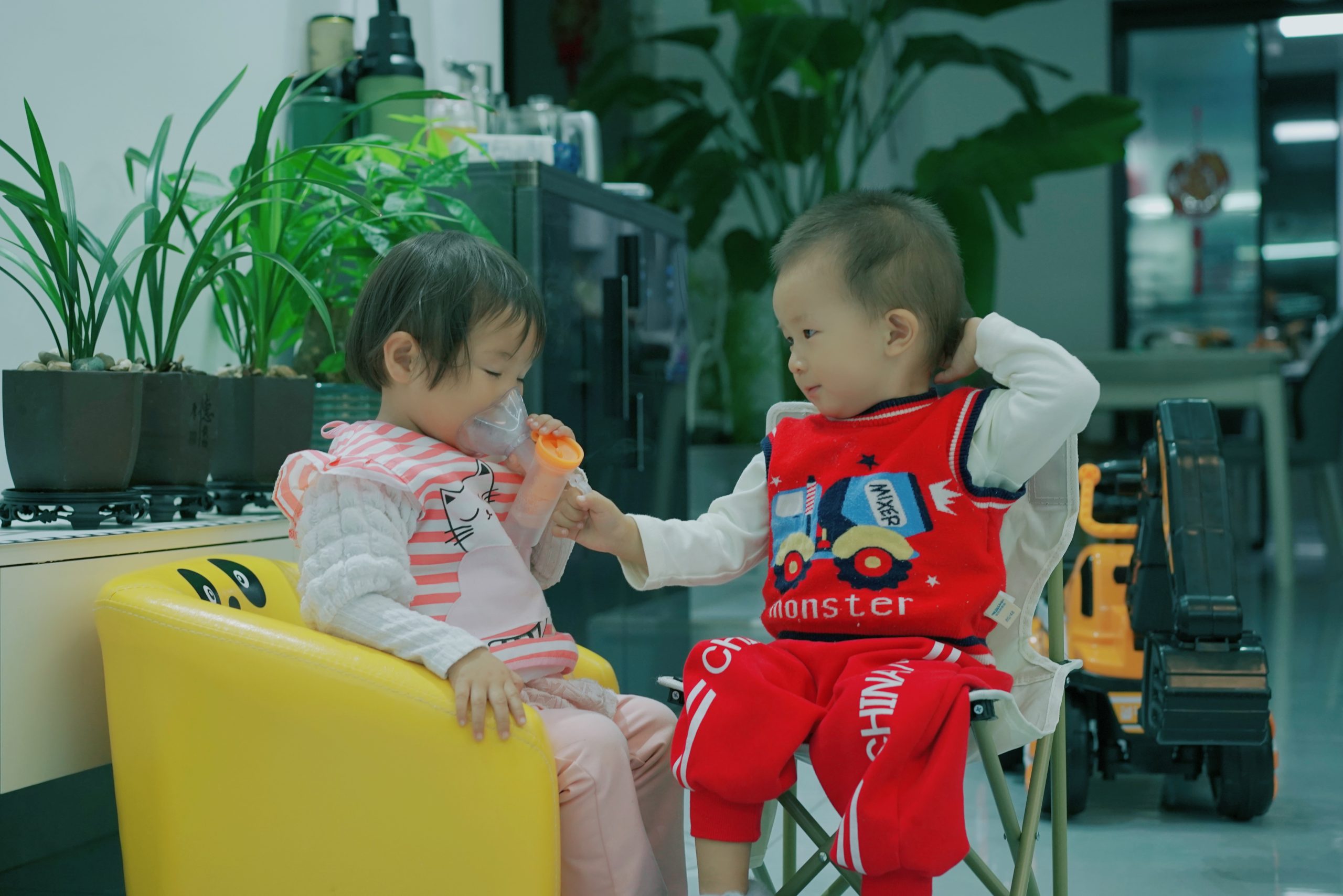 宝贝不仅可以自己做雾化，还主动帮助姐姐-江博客